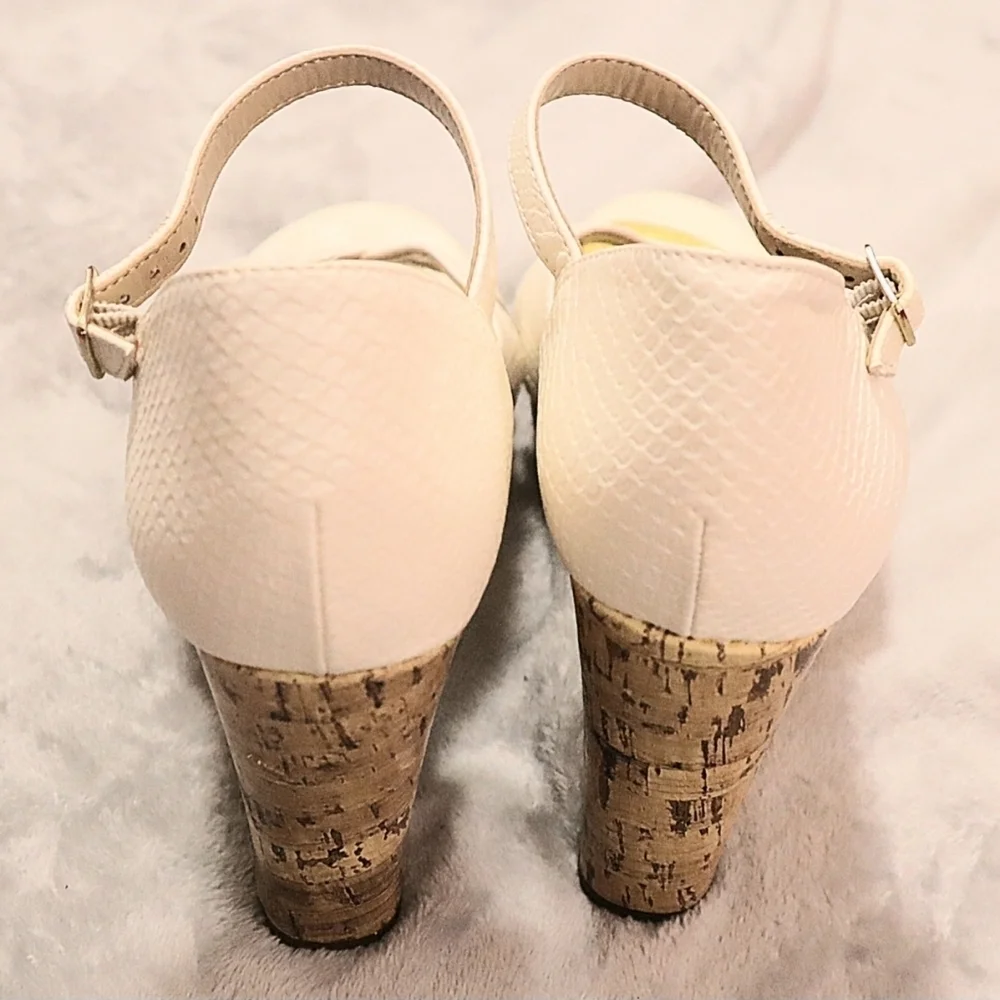 CREAM CORK WEDGES 9 Jaclyn Smith Sandals Heels Classic Wedding Bridal Massey